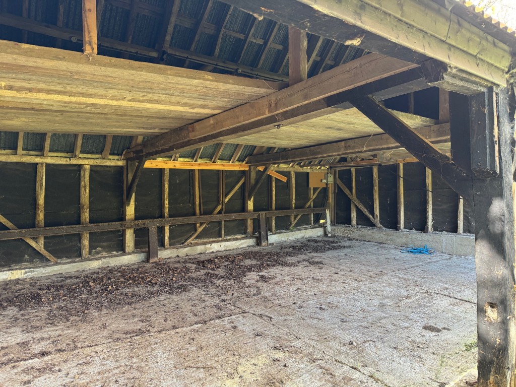 Lot: 115 - FREEHOLD DETACHED HOUSE FOR IMPROVEMENT AND BARN AND OUTBUILDINGS WITH POTENTIAL ON A PLOT CLOSE TO ONE AND A HALF ACRES - Inside the Smaller Barn
